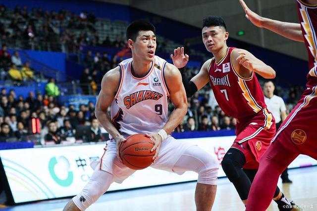 上海男篮 上海男篮开始清理累赘合同，34岁的张春军榜上有名，恐就此离开CBA