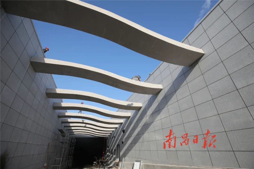 艾溪湖隧道为南昌市原十纵十横路网规划的重要组成部分.