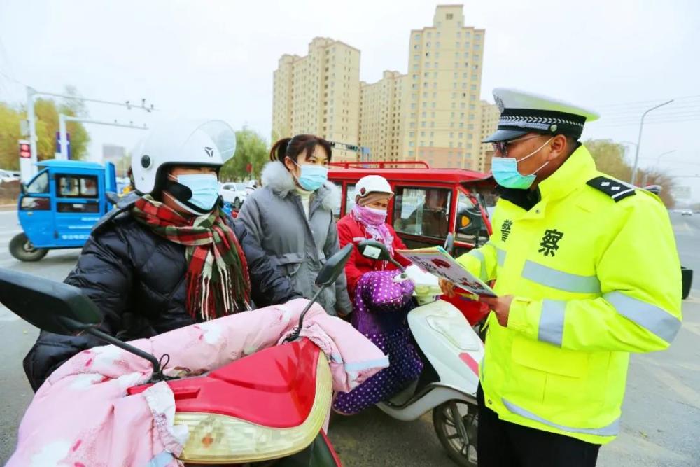 公安交管部門聯合庫車市融媒體中心等11家單位,在全市機場,火車站