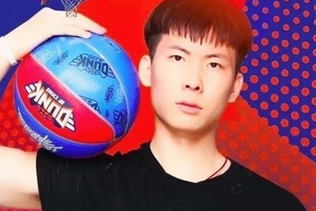 林七七再立flag和路人王平常心打篮球赢了就倒立黑丝