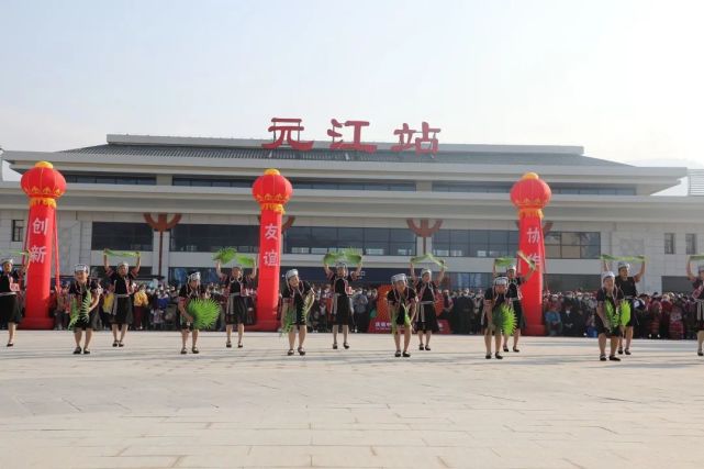 元江县群众文化工作队锣鼓喧天,舞龙耍狮就在这里举行暨甘庄侨乡芒果