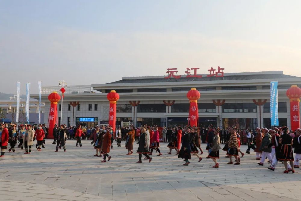 元江站位于甘庄街道这里聚居的除了彝族,傣族苗族,壮族等少数民族还有