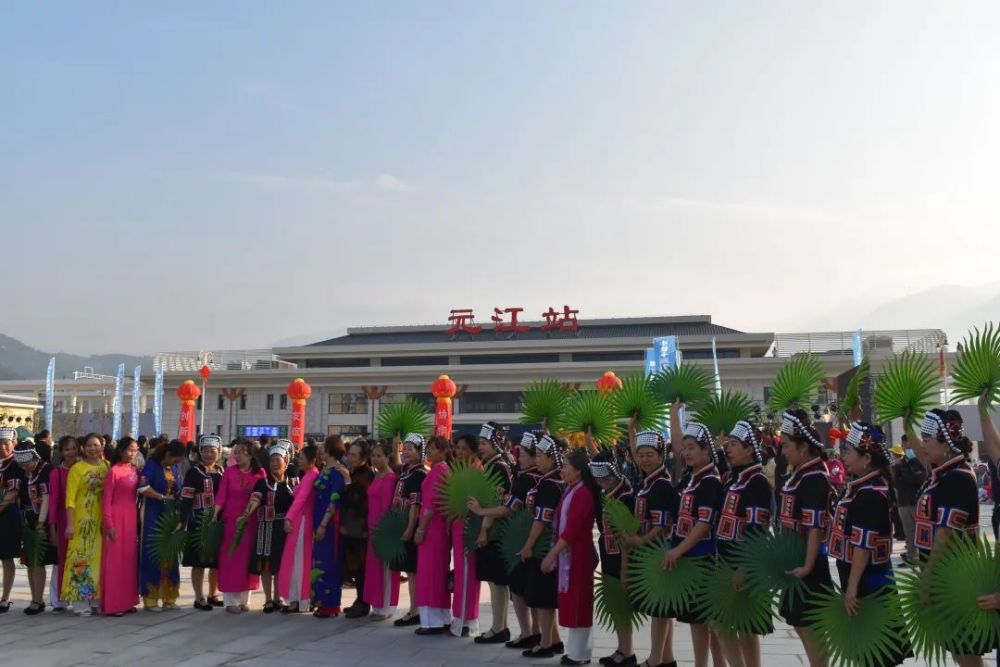 元江站位于甘庄街道这里聚居的除了彝族,傣族苗族,壮族等少数民族还有