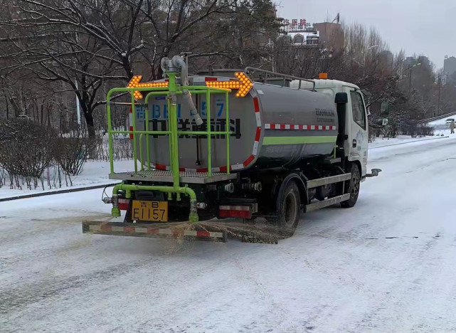 喷洒环保型液体融雪剂的机械正在松江东路进行作业.