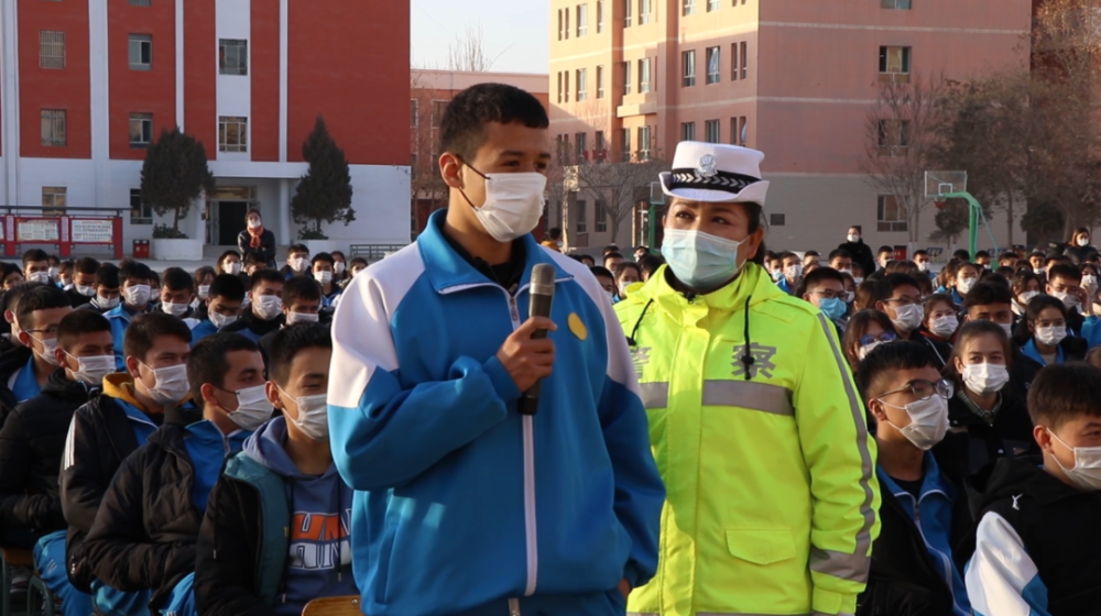 来发生的典型的道路交通事故案例,提示学生们在过马路时要做到一慢