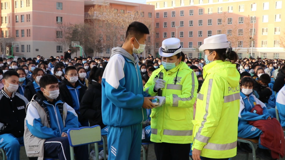 和田地区第一中学教师古扎丽努尔·多力昆说:"通过今天的交通安全教育