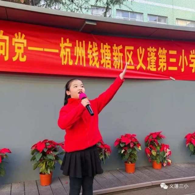 一人一桌一笔一纸,这所小学在室外办了一场硬笔书法比赛