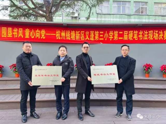 一人一桌一笔一纸,这所小学在室外办了一场硬笔书法比赛