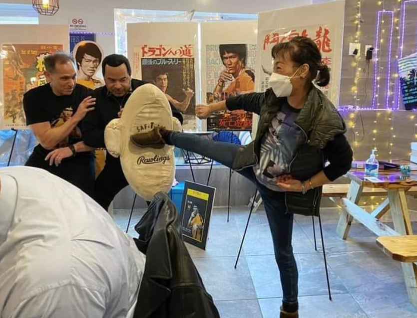 一代功夫女王茅瑛近况移居国外开中餐厅71岁轻松踢腿身手灵活