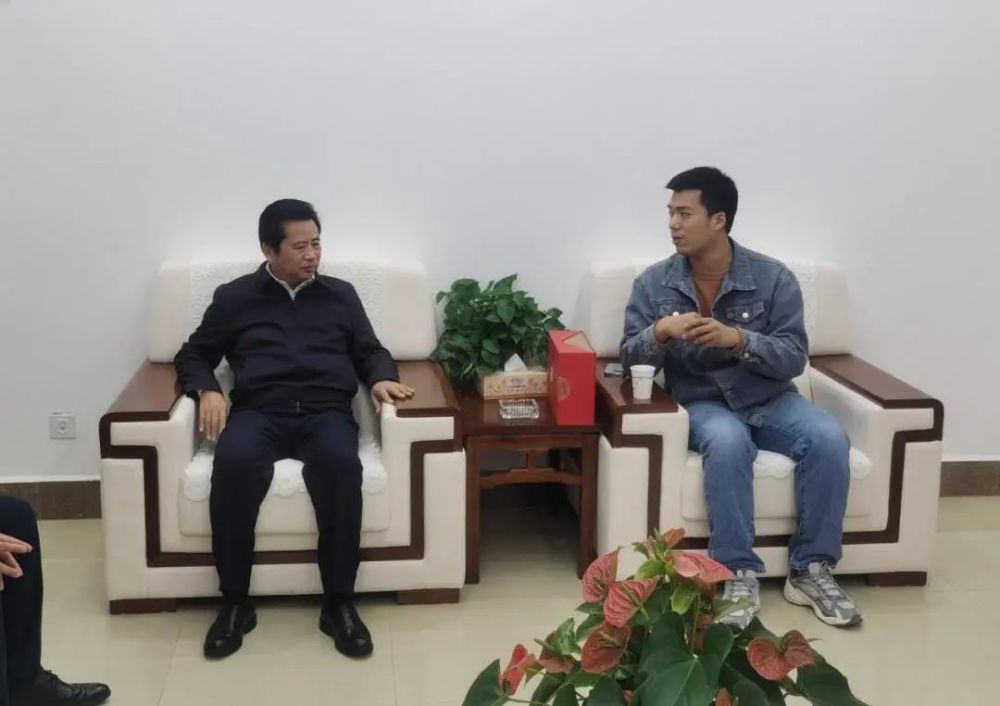 宣讲会开始前,党委书记刘洪浩,党委委员,副院长丁翠玲在行政楼会客室