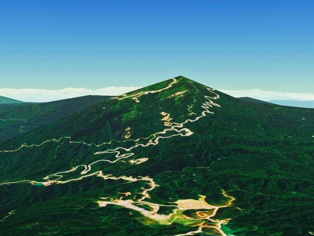 鹅凰嶂,阳江第一高峰,位于广东省阳江市和茂名市三县,市交界处