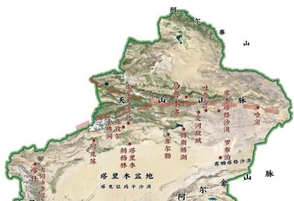 新疆塔克拉玛干沙漠下雪沙丘湖泊若隐若现如仙境一般