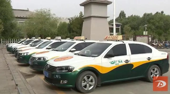 11月12日上午,梁先生从敦煌市区乘坐出租车到敦月公路附近一家驾校