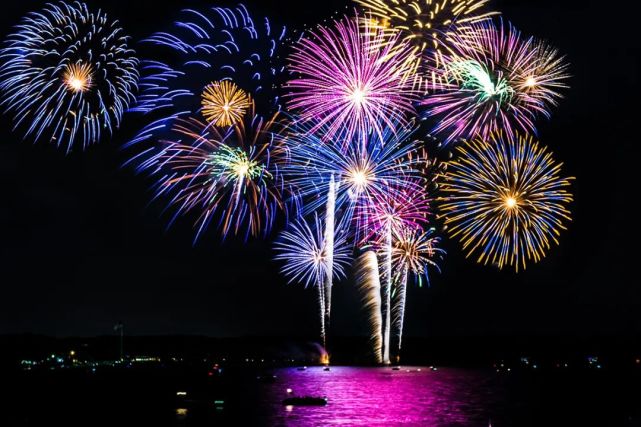 金属粉末造就了烟花的颜色