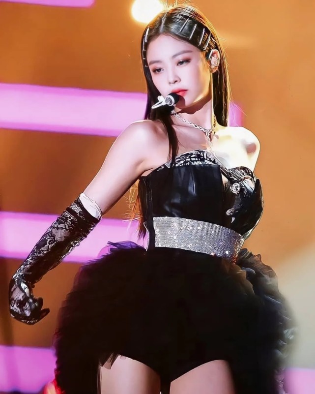 精选金智妮舞台照-黑天鹅妮妮前来报到!|金智妮|黑天鹅