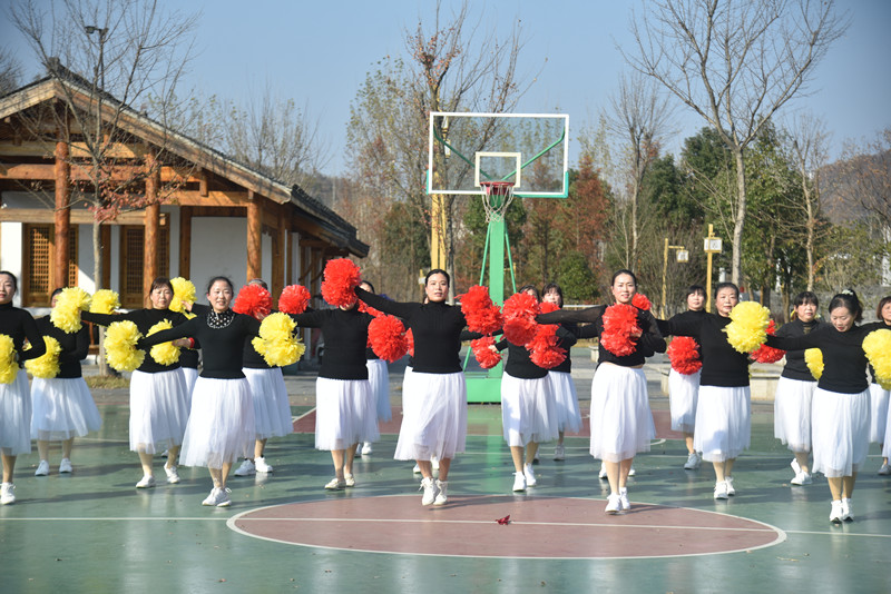 "山里红"再次舞动起来,一曲"快闪行动"花球舞为乡村振兴描画出一抹