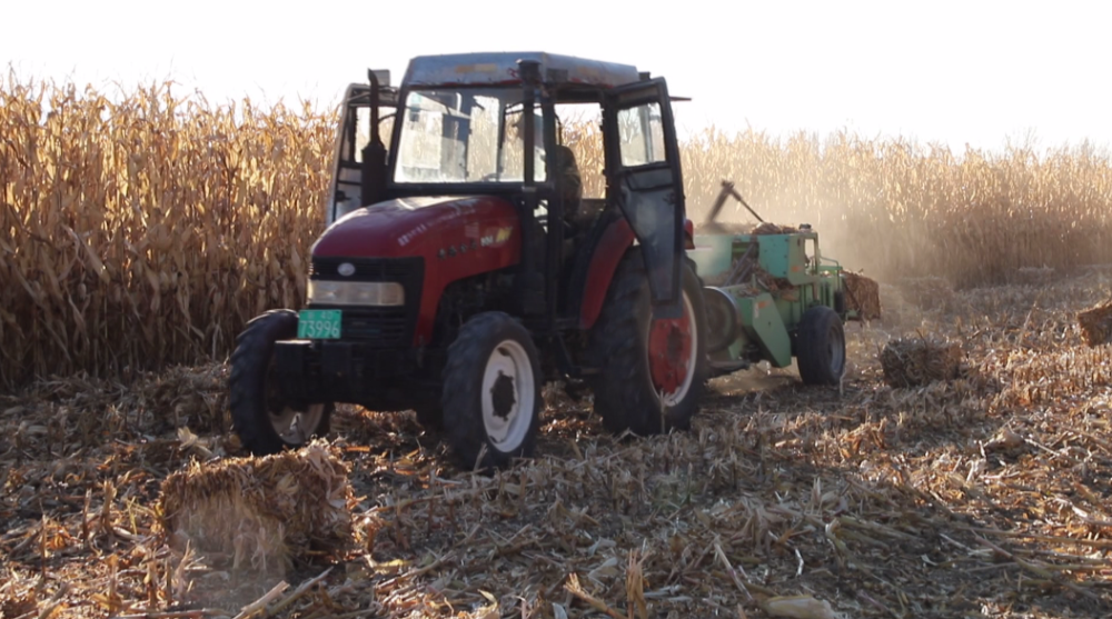 费时费力的问题解决了广大牧民打草捆草全部使用机械化作业牧民从打包