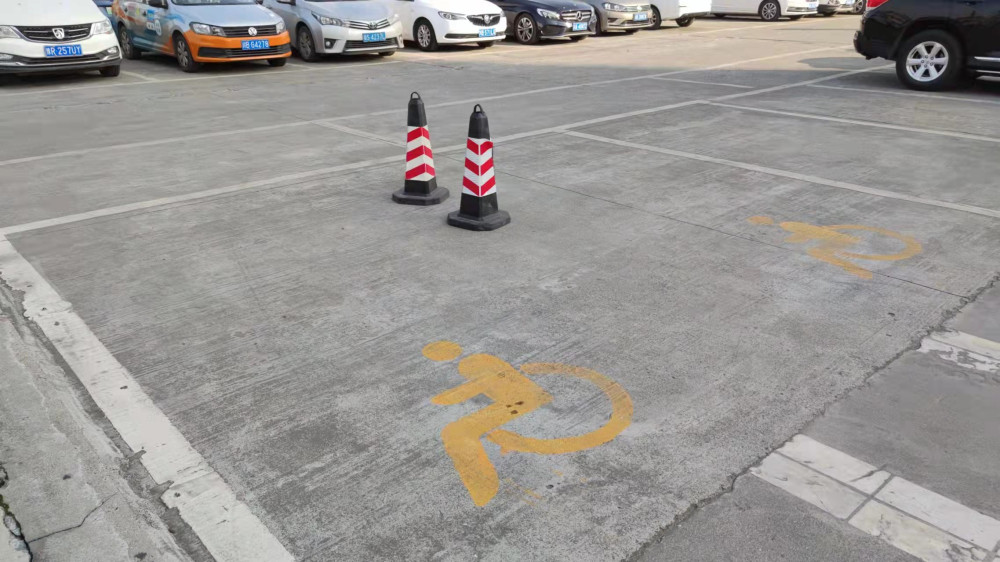 记者看到在人行道旁划有一个残疾人专用停车位,车位内用黄线标识着"