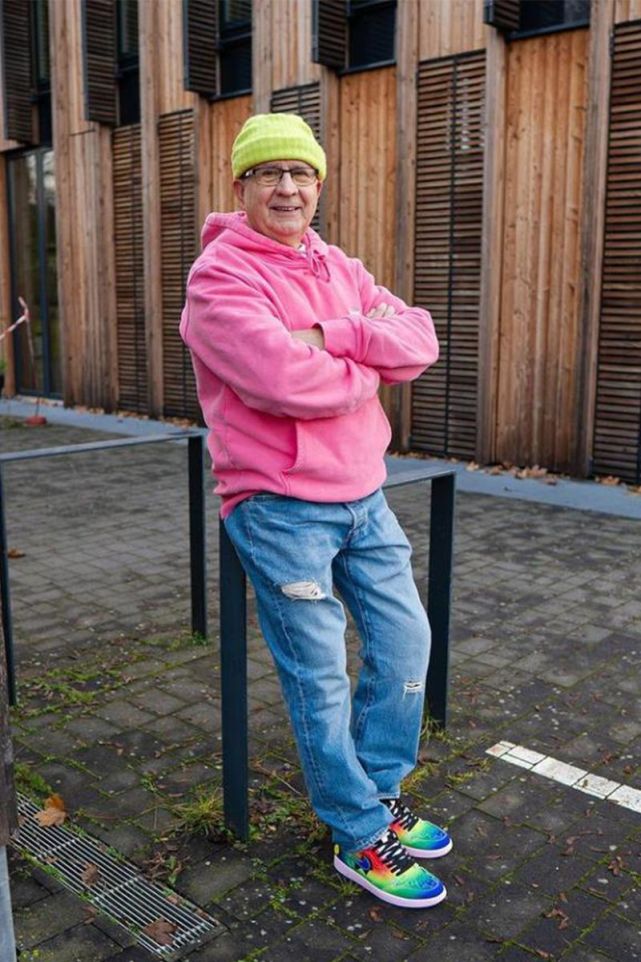 中年男士,不要局限于黑白灰!这位75岁的大爷,教你穿出活力潮流