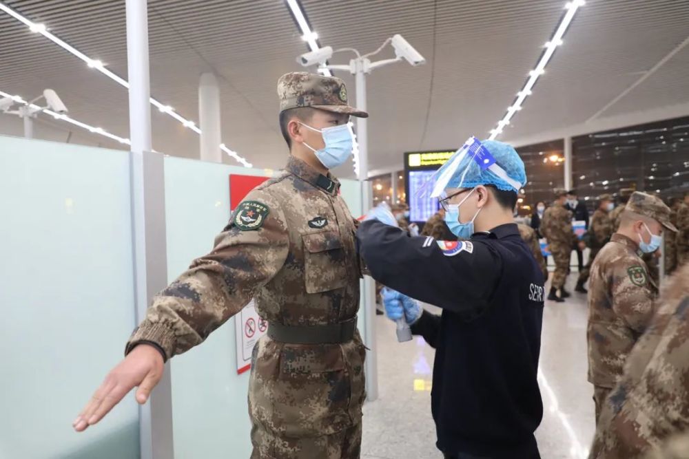 老兵离营，家人迎接的这一幕幕场景太感人……最新精品国偷自产在线