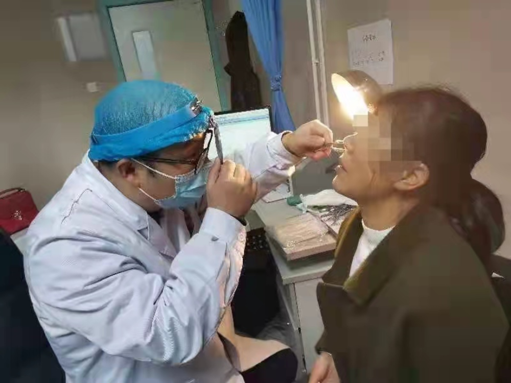 崇州市人民医院眼耳鼻喉科专家经过分析，决定为患者采用手术治疗。