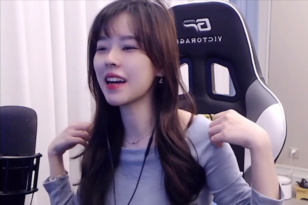 沫子穿紧身露肩装被吐槽太土后当场破防弹幕不如隔壁瑶哥