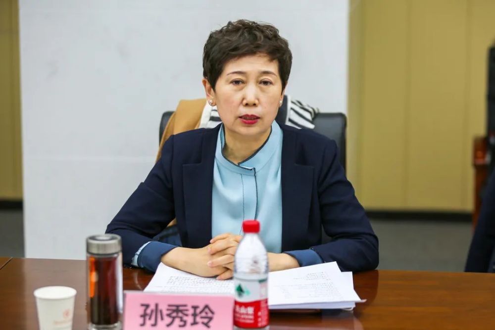 孙秀玲与参加座谈会的师生代表进行了互动交流,分享学习心得体会.