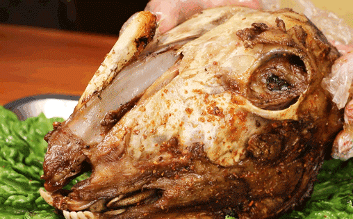 大火猛烤外皮迅速焦脆,锁住内里肉汁,外酥里嫩掀开半扇羊头,里面是一