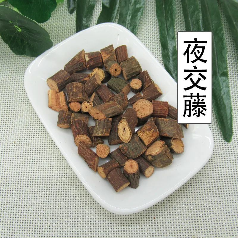 夜交藤别名首乌藤,是蓼科植物何首乌的藤茎或带叶的藤茎.