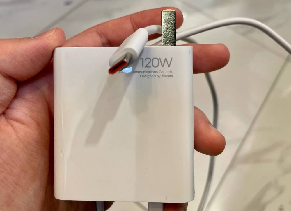 随机配备的120w充电器非常硕大,充电线也是足够粗,看起来就实力非凡.