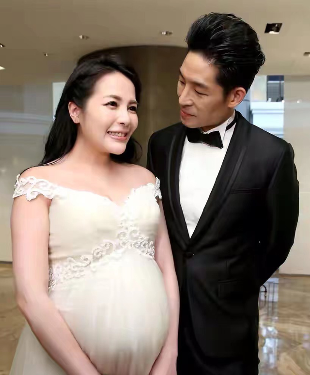 恭喜44岁男星结婚6周年喜迎二胎38岁妻子3个月孕肚已显形