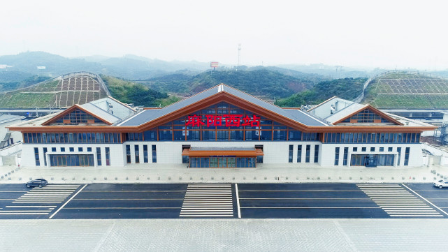 张吉怀高铁位于湖南省西部,北起黔张常铁路张家界西站,经湘西土家族