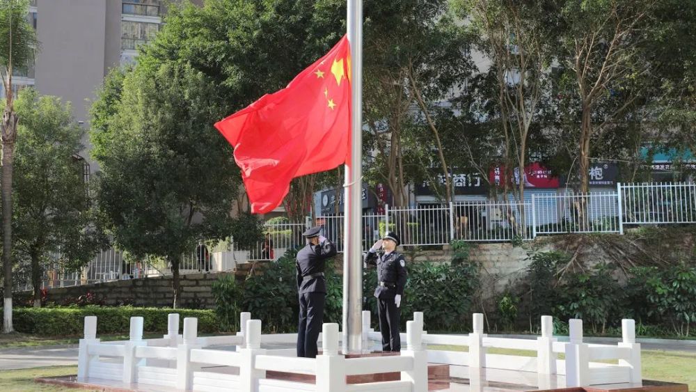 許志鵬檢察長左手撫按憲法,右手舉拳,帶領全體幹警面向國旗進行忠於