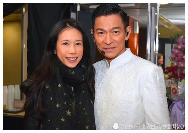 刘德华与李冰冰合影时也是礼貌的微笑.