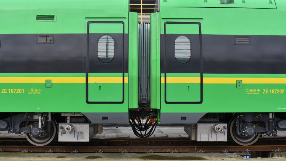 新型绿巨人复兴号动车组4日上线西南铁路