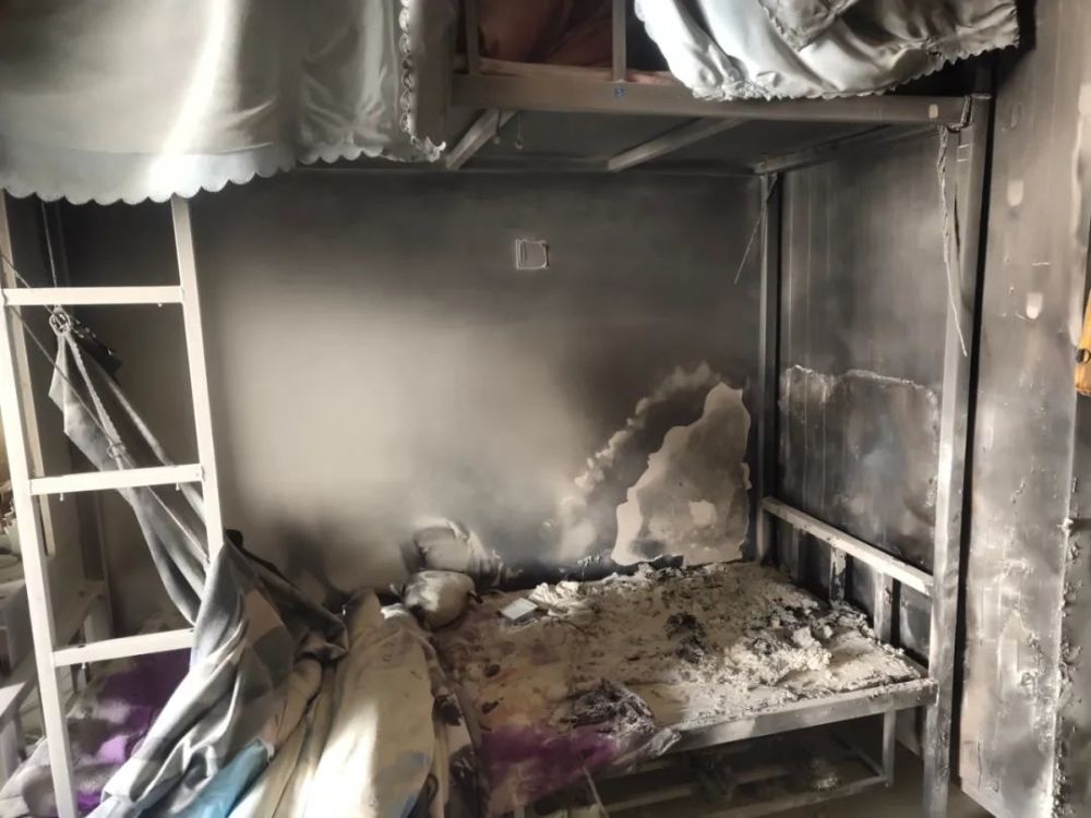 通过救援人员勘察了解到,此次火灾是因为学生在宿舍内违规使用大功率