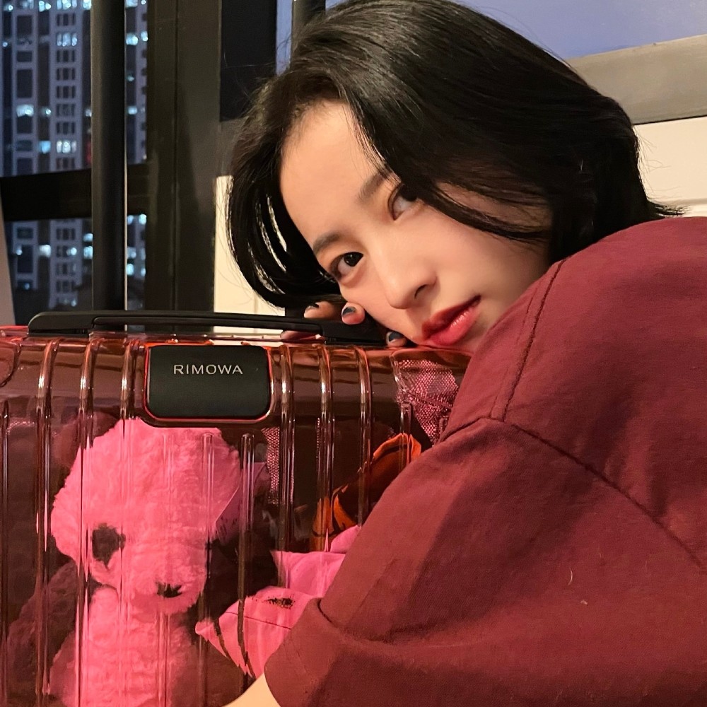 周雨彤头像第二弹日落之下我遇到了一条载着星星的船