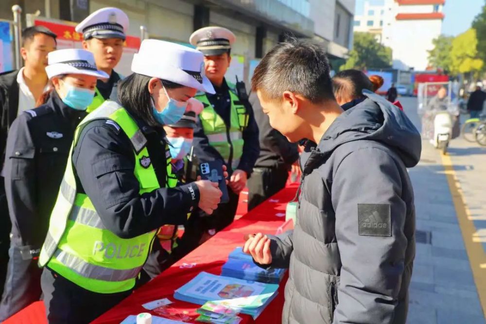 國家憲法日丨萍鄉交警開展124宣傳活動