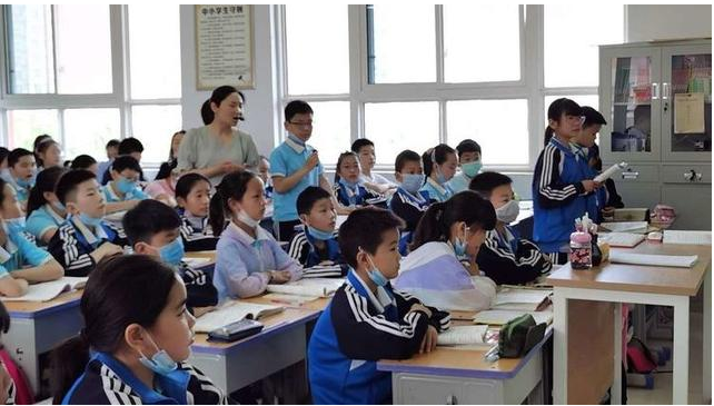 城里的老师迎坏消息,想到乡村学校,教师愤慨:典型的机会主义者