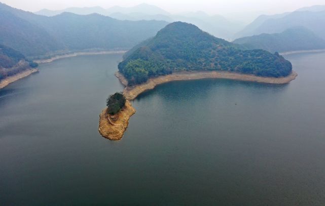 陆埠水库,沿岸公路可以环绕一圈,风光旖旎,非常养眼,是骑行和徒步爱好
