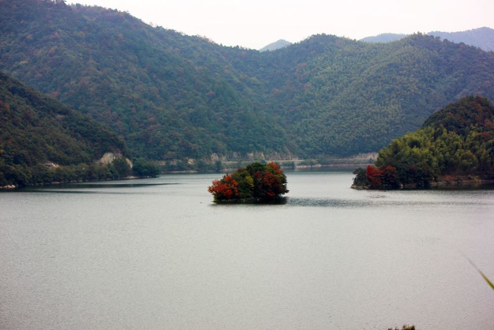 陆埠水库,沿岸公路可以环绕一圈,风光旖旎,非常养眼,是骑行和徒步爱好