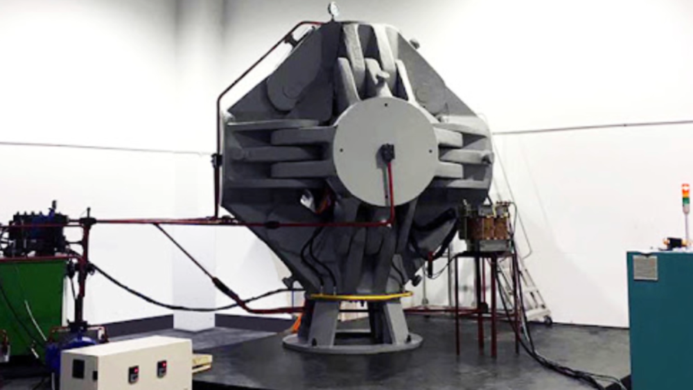 以及其它催化剂,然后把他们放进这样一个像飞船一样的六面顶压机里