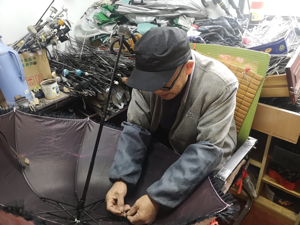 7年修18万把雨伞修伞师傅老张修伞也修心