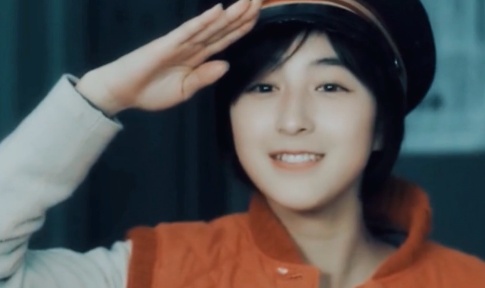 作者必然看过这张.广末凉子这张敬礼照片,笔者还找到了原图了.