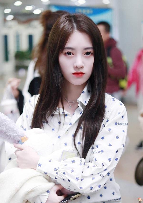 鞠婧祎长发披肩妆容精致
