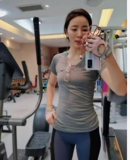 央视李思思晒健身视频!踩绳子空中展示一字马,穿紧身衣腰腹纤瘦