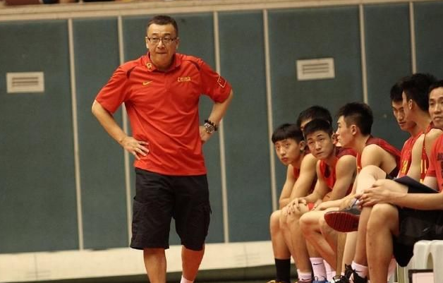 中国篮协邀请王芳和胡雪峰出山，来负责国家队的打造