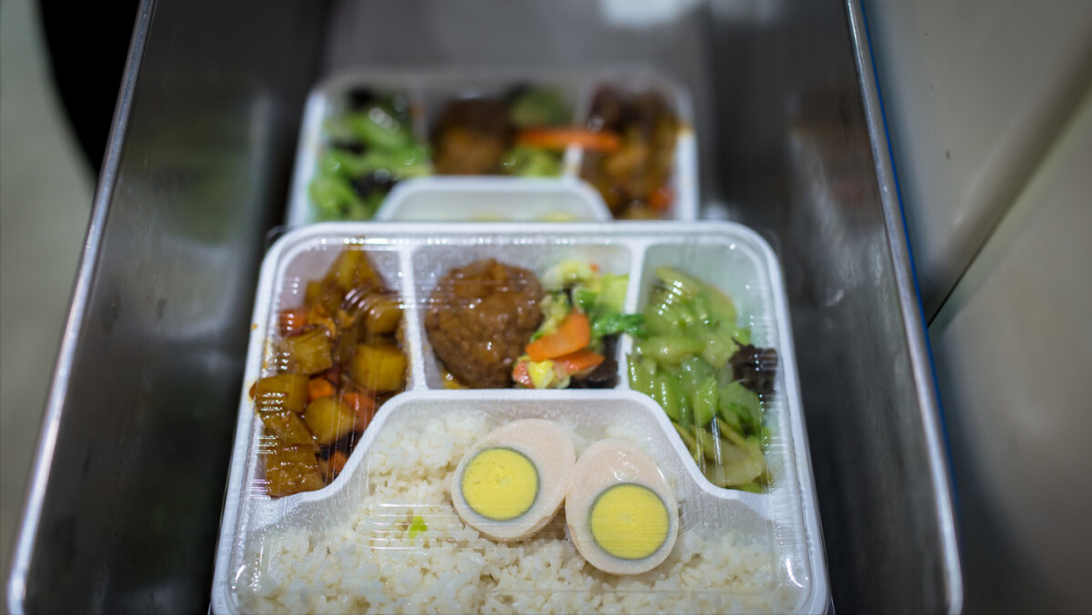 一趟火车上千名乘客为何连十几份盒饭也卖不完只是因为太贵
