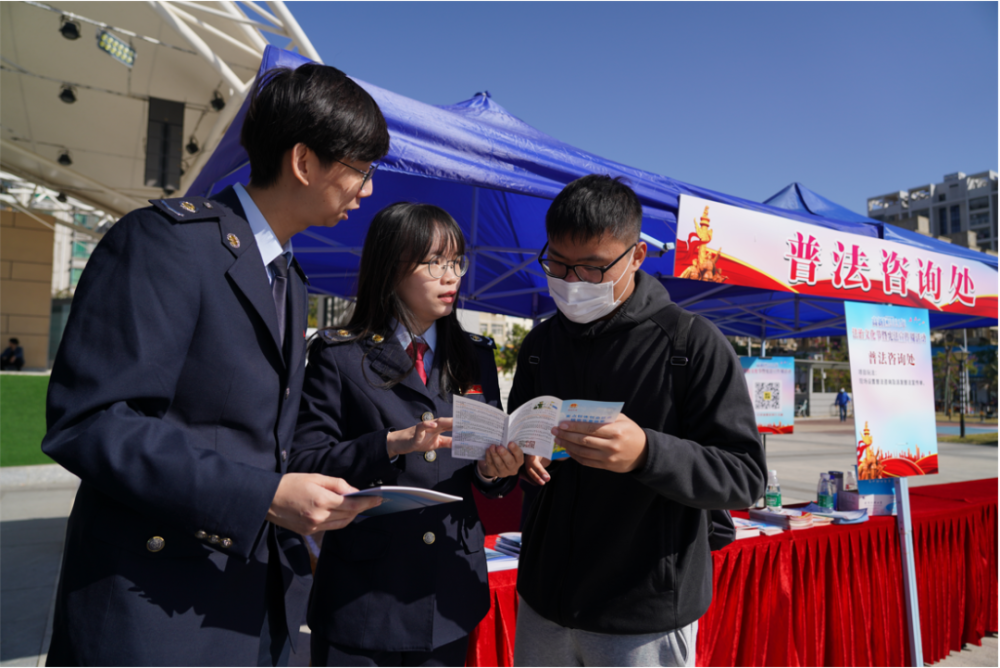 向社區居民普及憲法和稅法知識