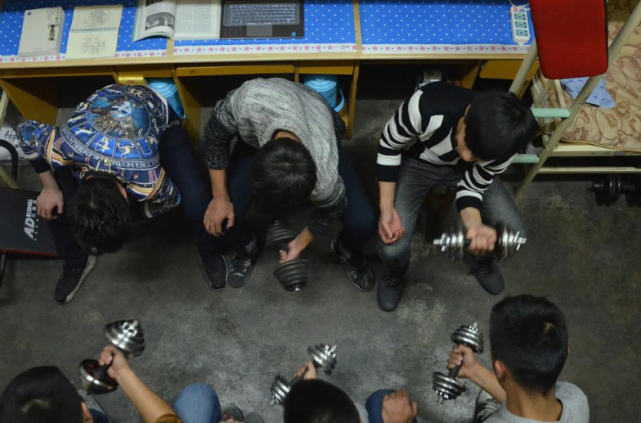 大学生深夜串寝室打游戏,不让关灯还很嚣张:打得你妈都不认识